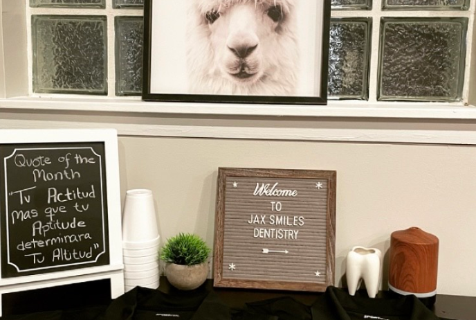 Welcoming sign in a dentist clinic.